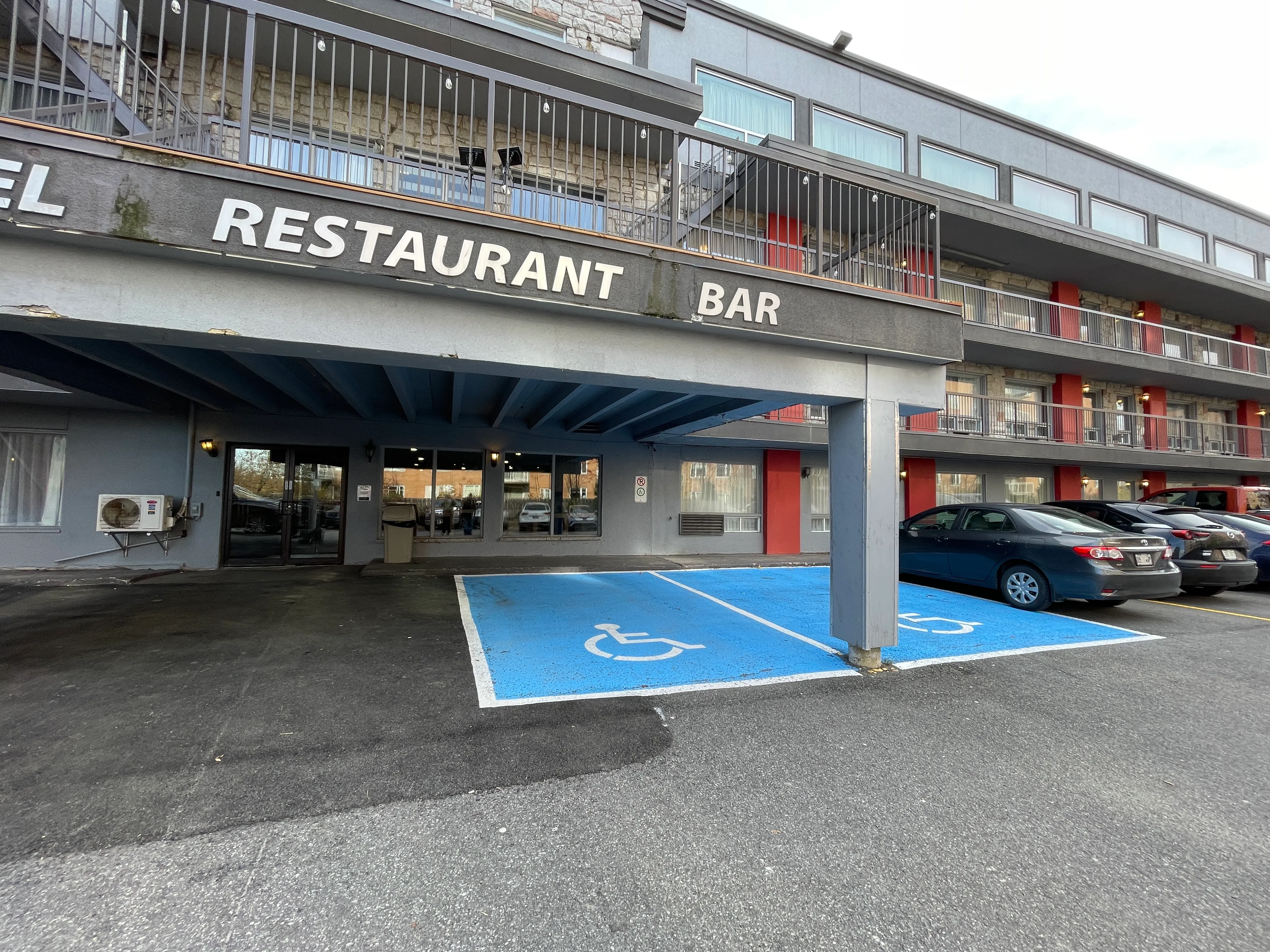 Espaces de stationnement réservés (à l'arrière)