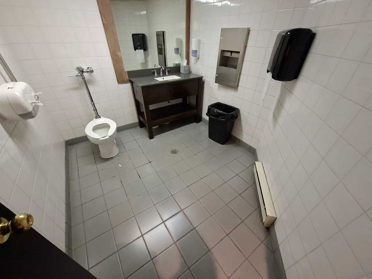 Salle de toilette universelle - Située près du stationnement souterrain