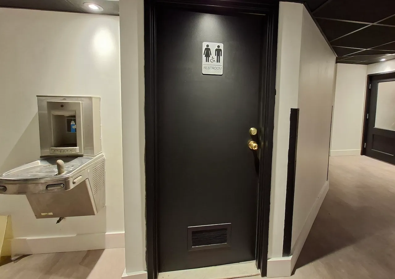 Salle de toilette universelle - Située près du stationnement souterrain