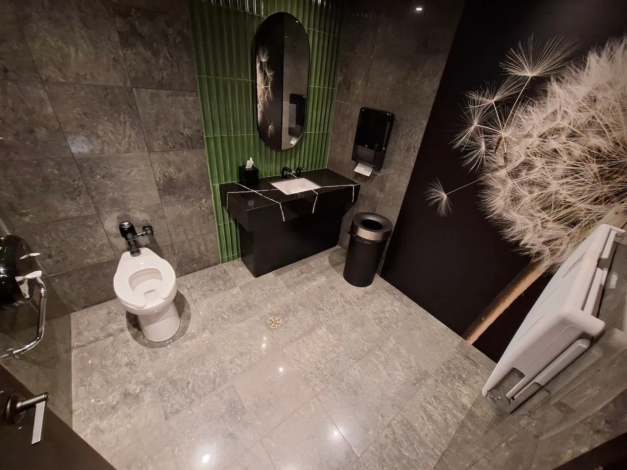 Salle de toilette universelle - Située près du Bar Le Boudoir