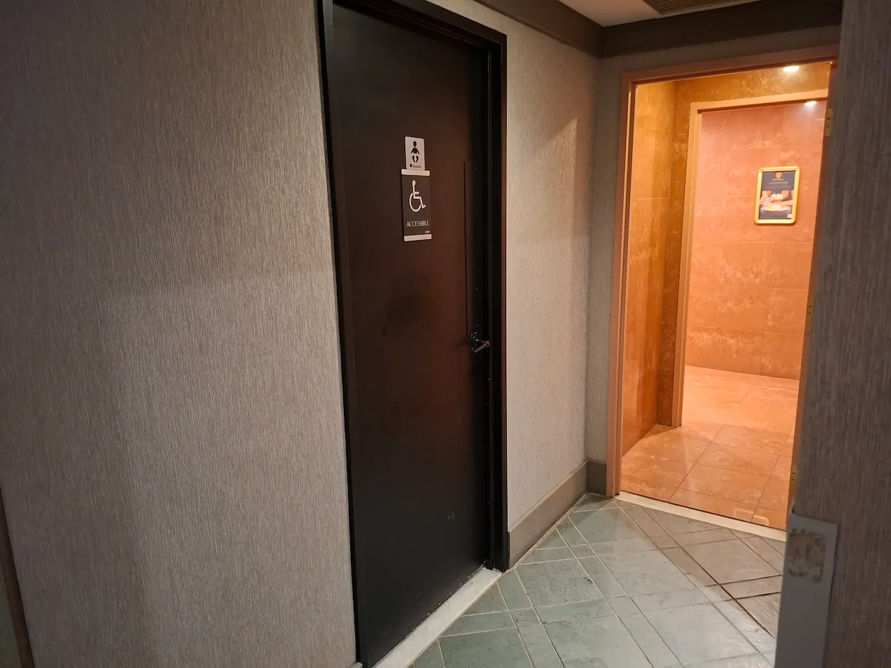 Salle de toilette universelle - Située près du Bar Le Boudoir