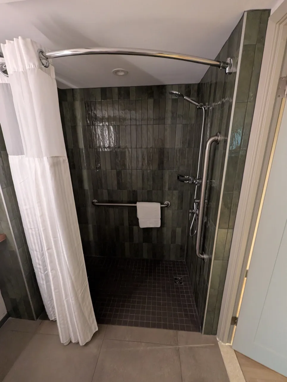 Salle de bain de la chambre 303 - douche sans seuil