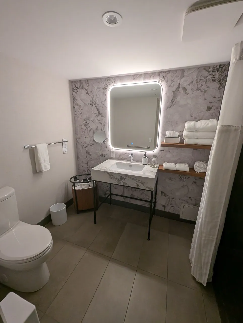 Salle de bain de la chambre 303 - lavabo