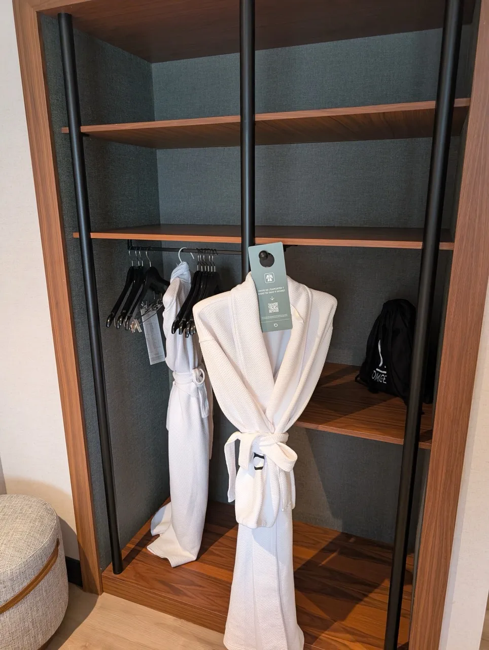 Chambre 303 - penderie