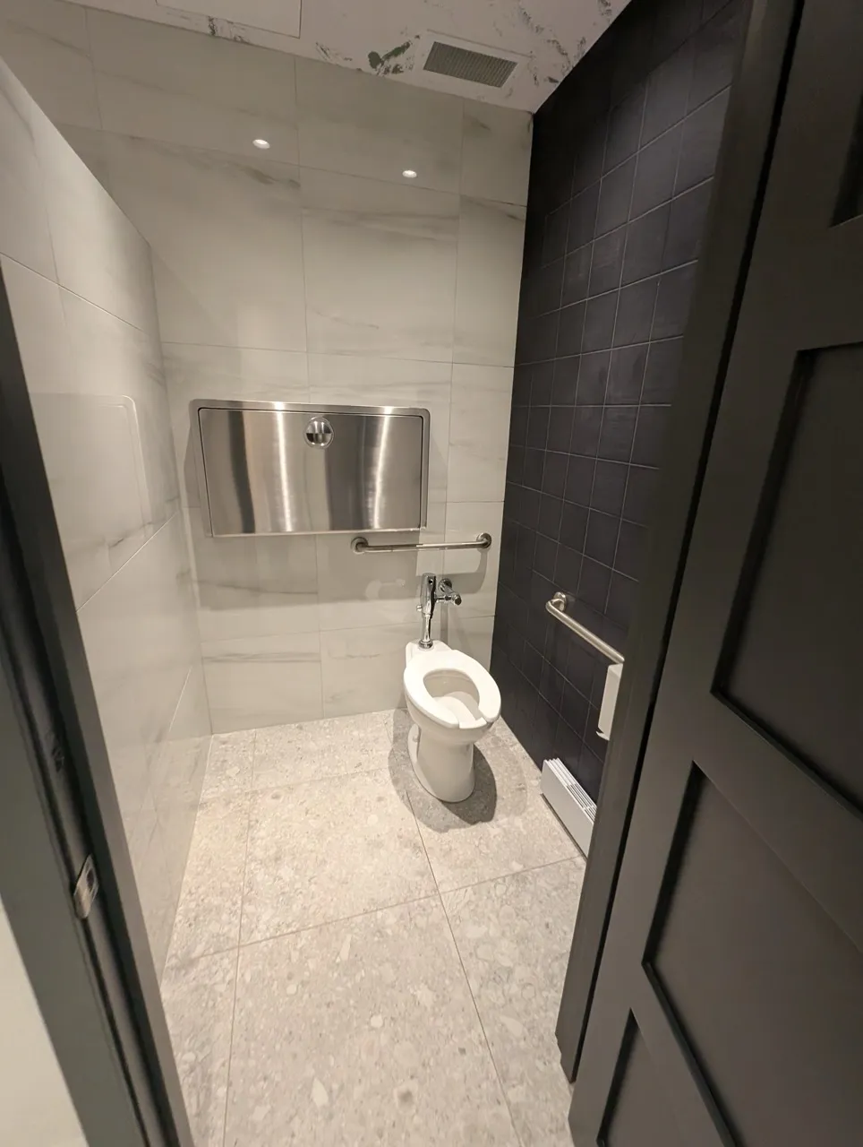 Salle de toilette publique hommes - cabine de toilette