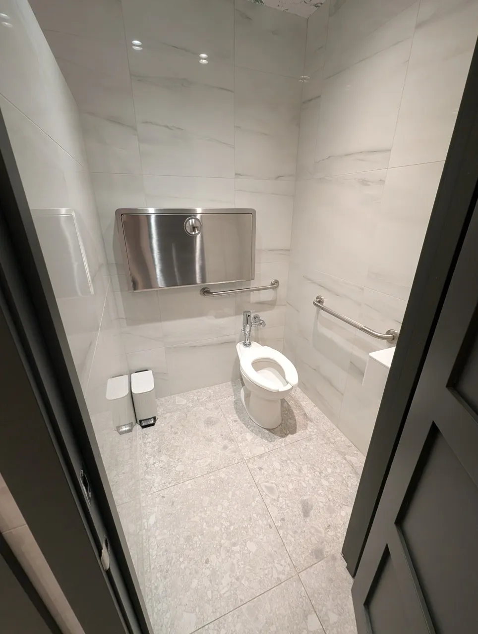 Salle de toilette publique femmes - cabine de toilette
