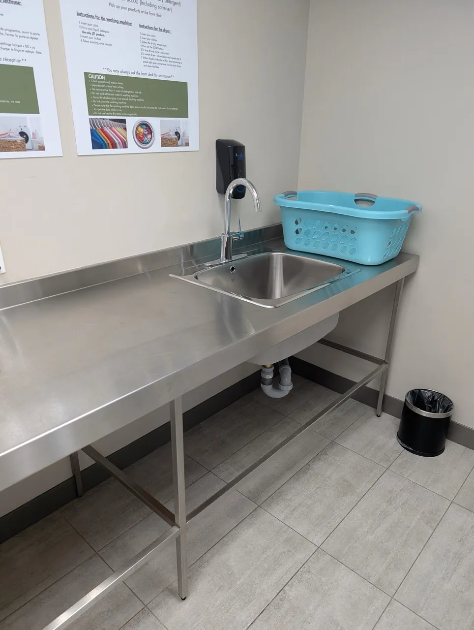 Laverie - Table de pliage et lavabo