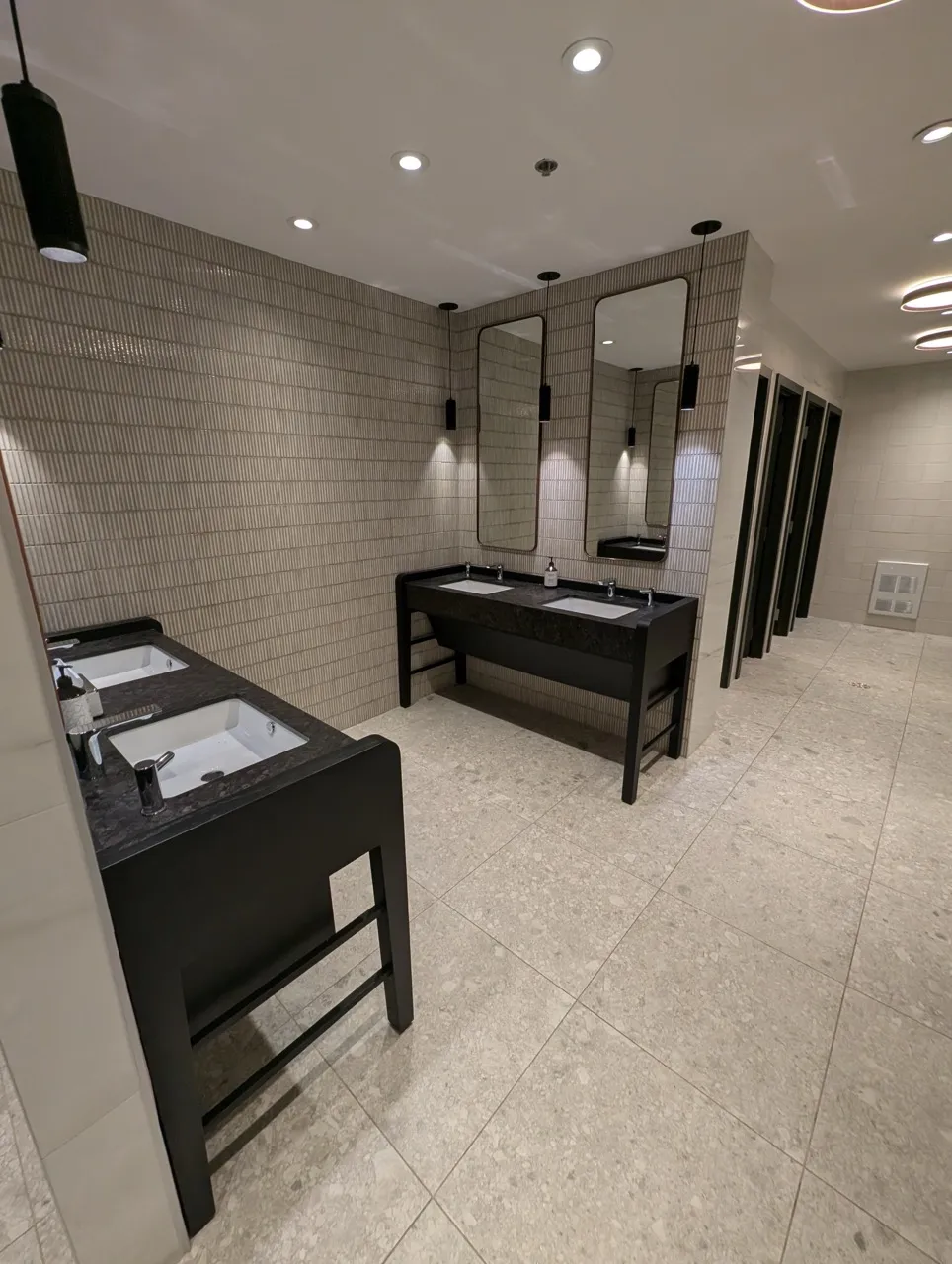 Salle de toilette publique femmes - lavabo