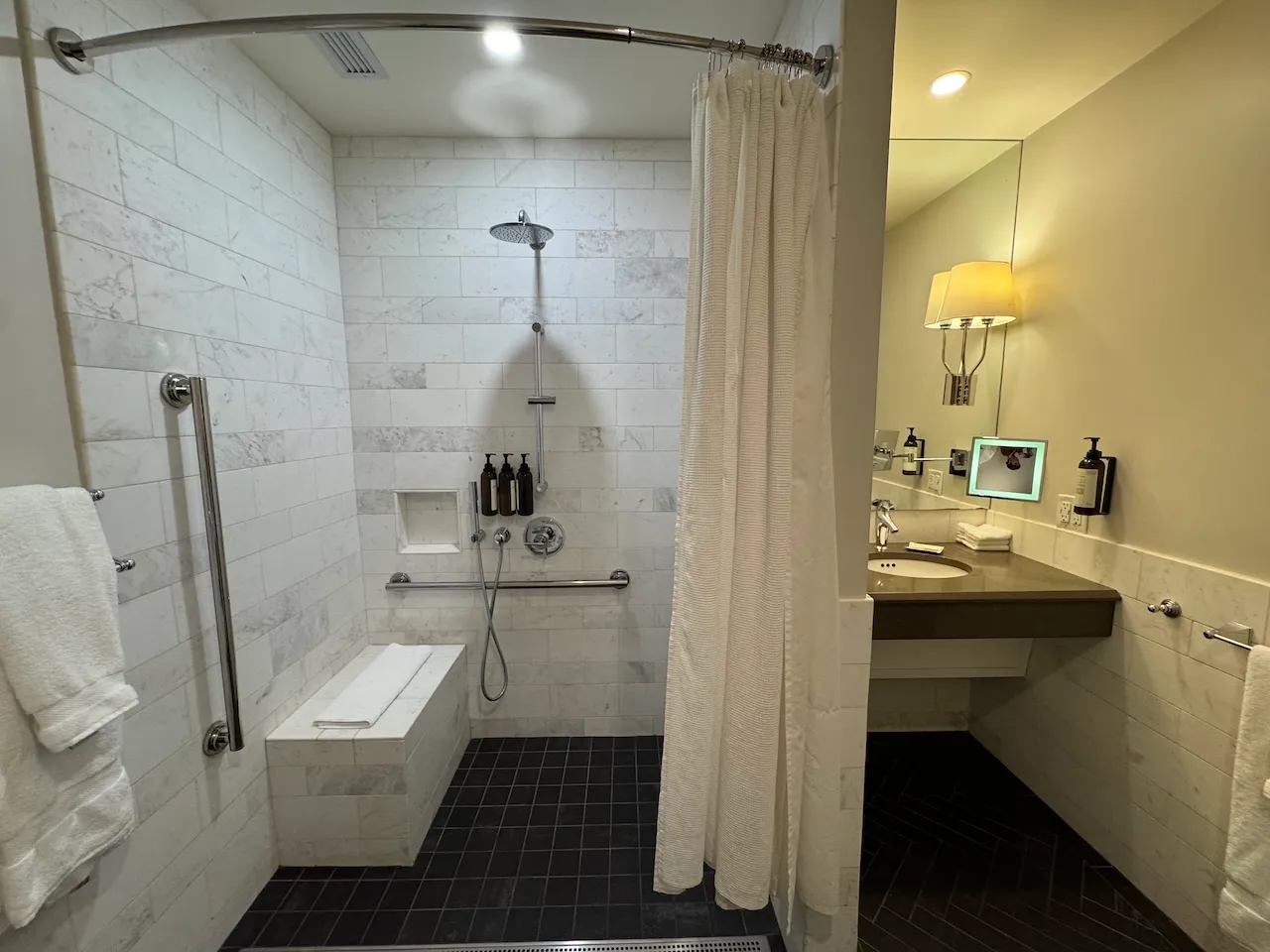 Chambres #3126 et #4126 - Douche sans seuil