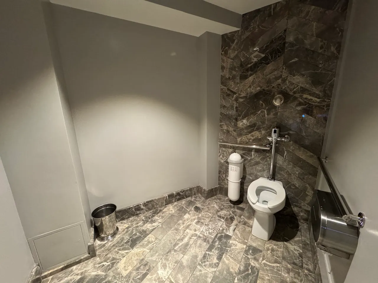 Cabine accessible - Rez-de-chaussée