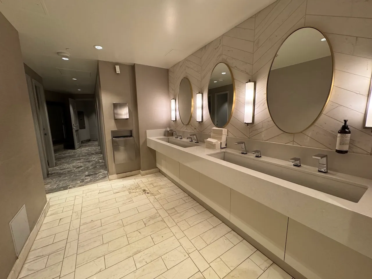 Salle de toilettes - Rez-de-chaussée