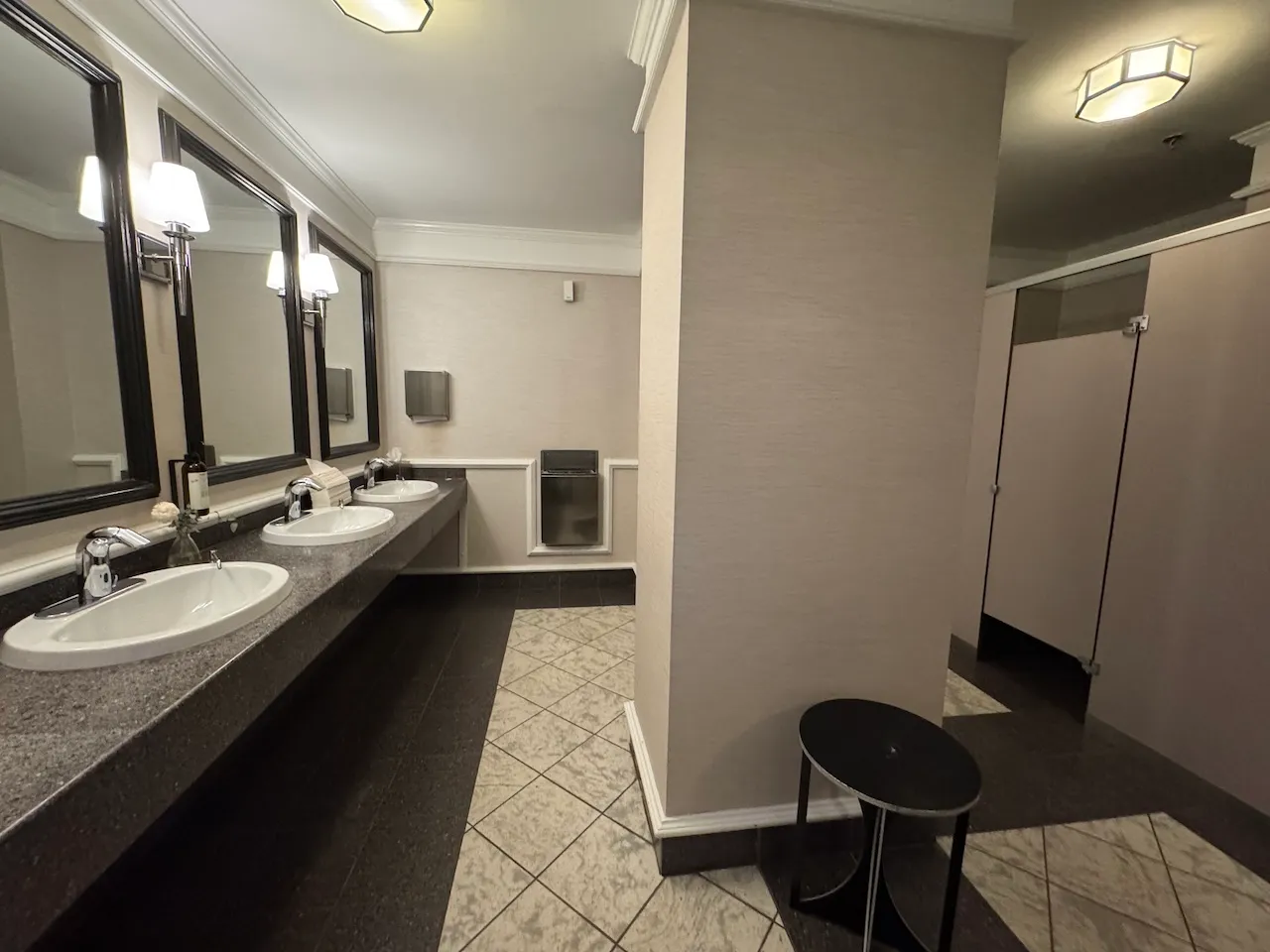 Salle de toilettes - 2e étage