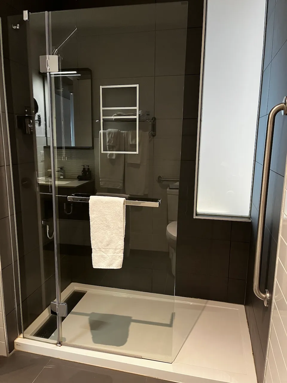 Room 151 - shower - 6 cm threshold