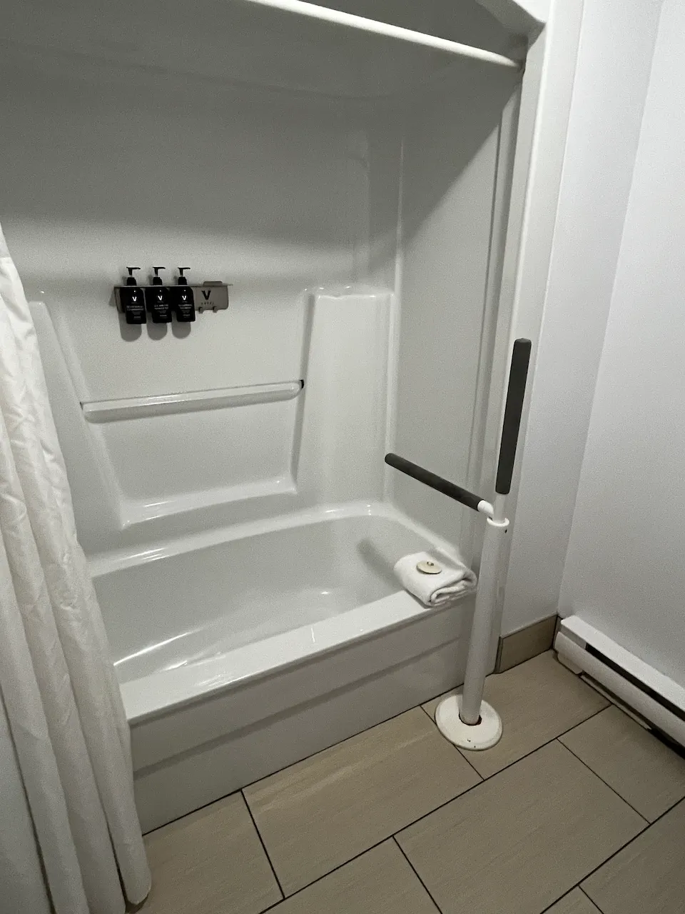 Room 124 - bathtub - swivel freestanding grab bar