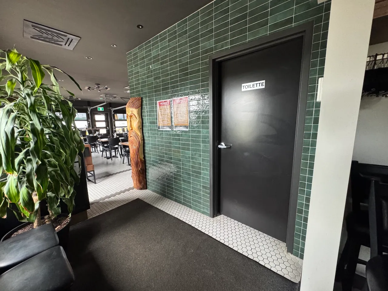 Accès à la salle de toilette universelle