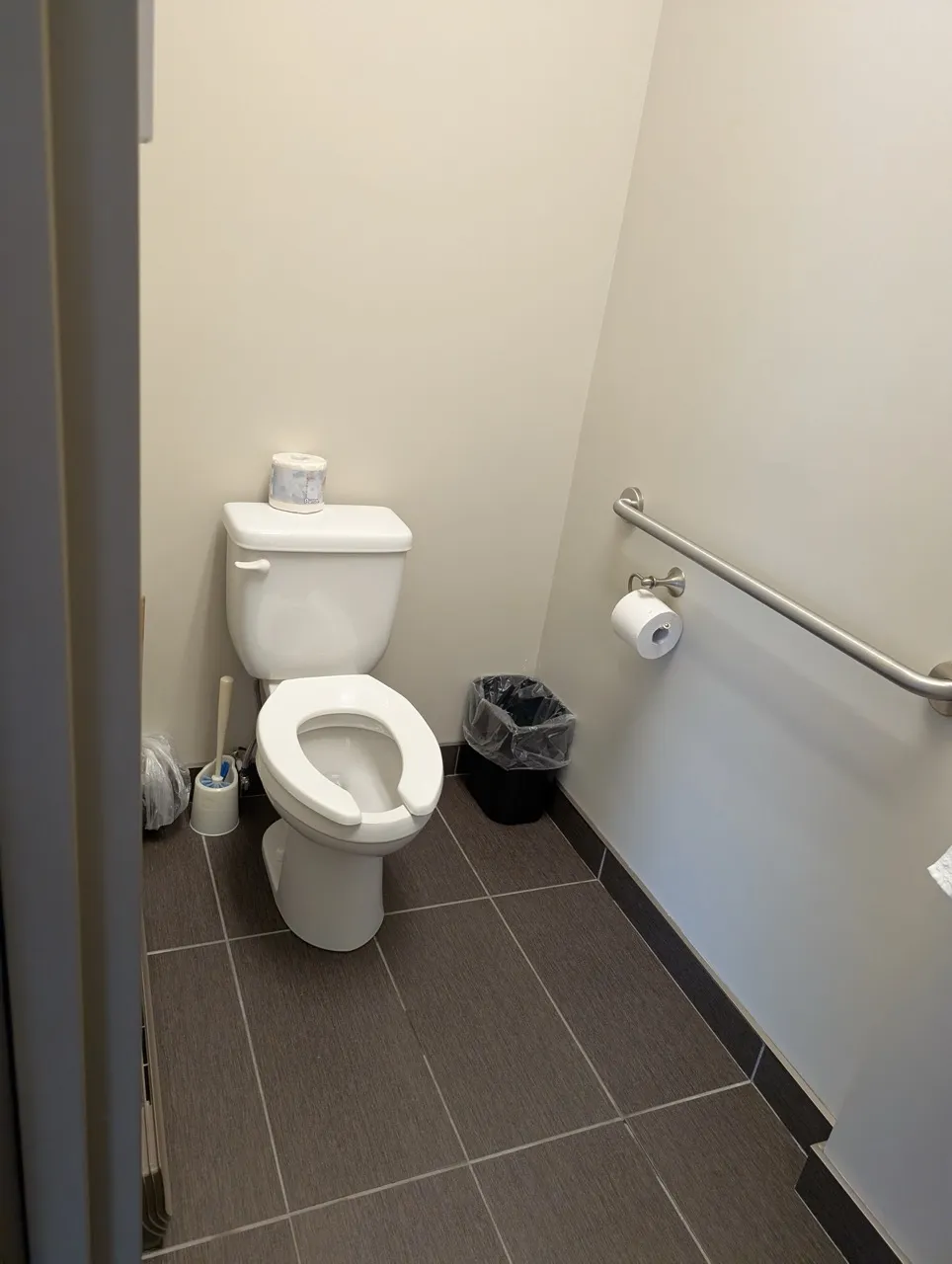 Toilette dans la salle d'entraînement - cuvette