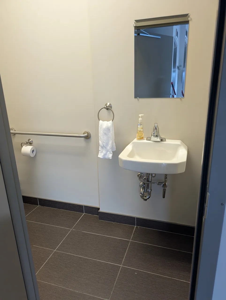 Toilette dans la salle d'entraînement - lavabo