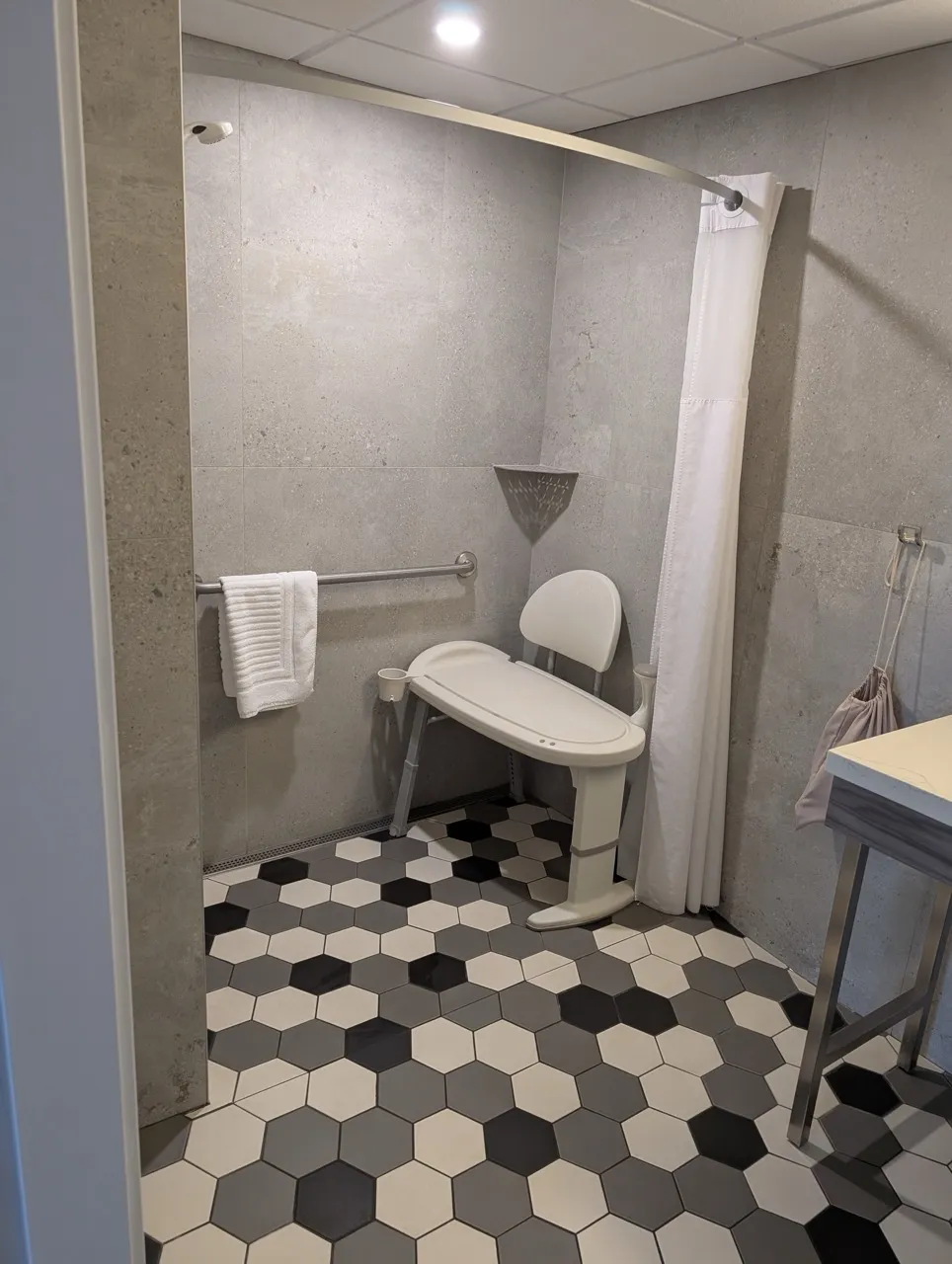 Salle de bain dans la chambre 117 - douche sans seuil