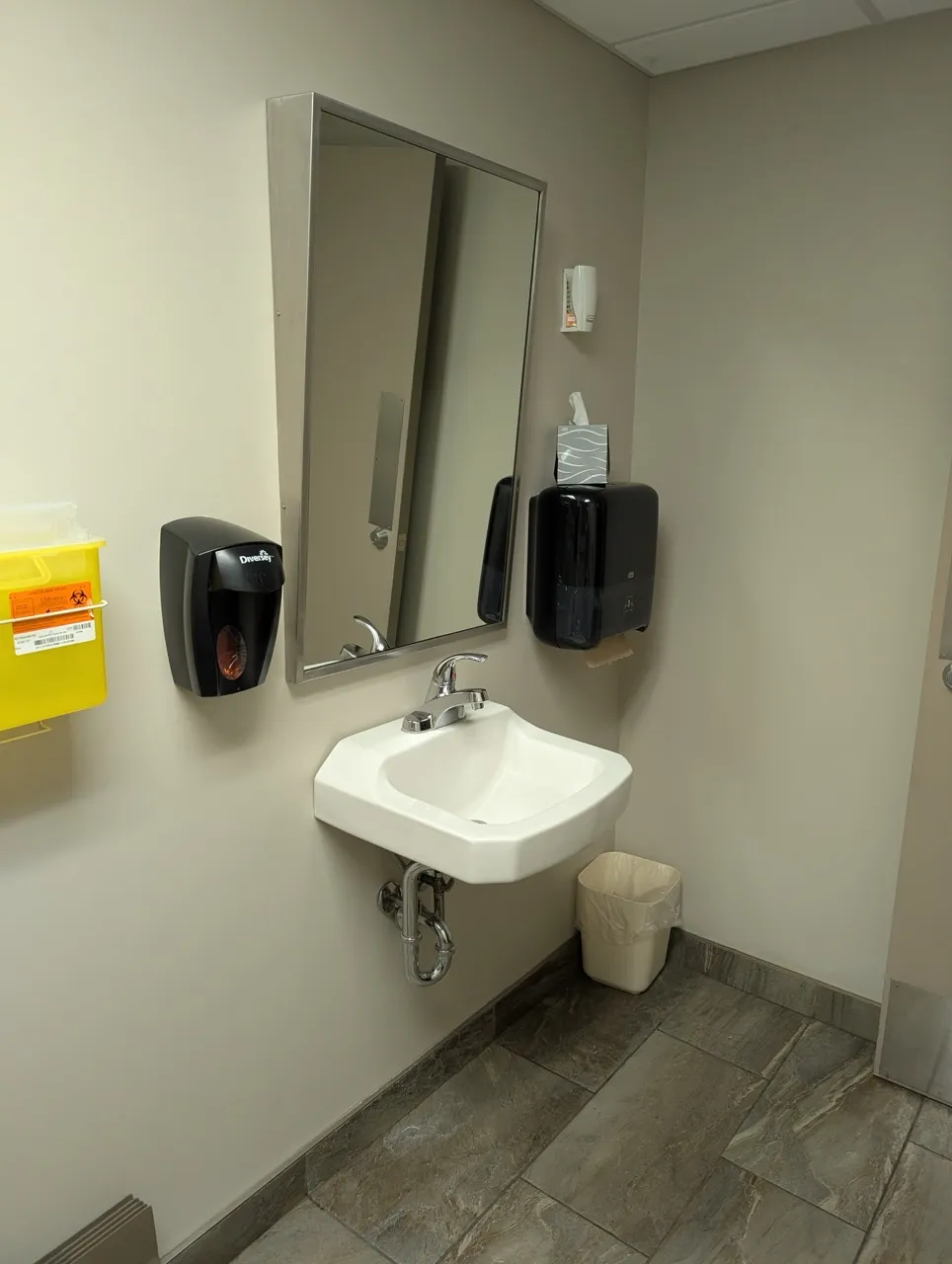 Salle de toilette accessible proche de la réception - lavabo