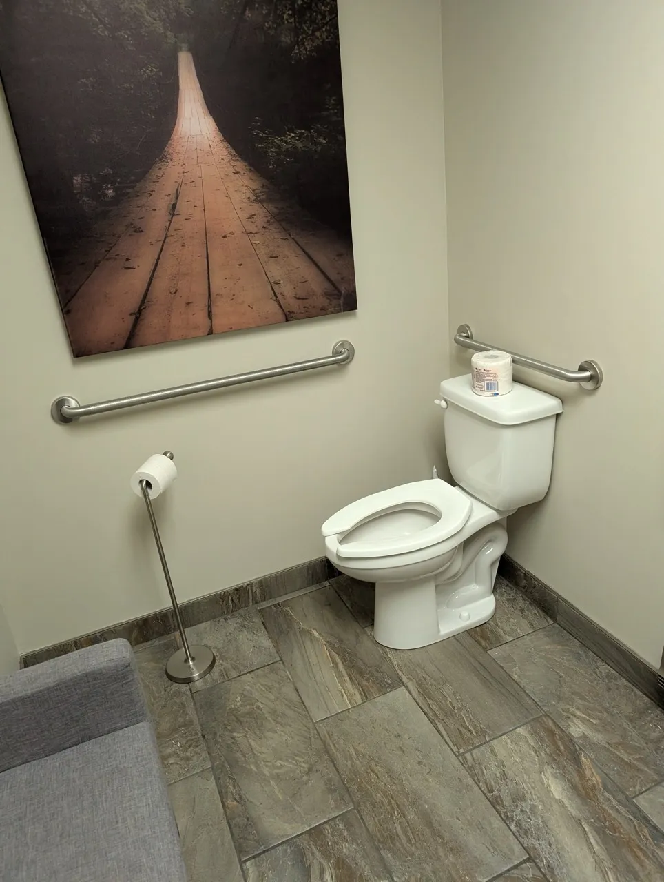 Salle de toilette accessible proche de la réception - cuvette