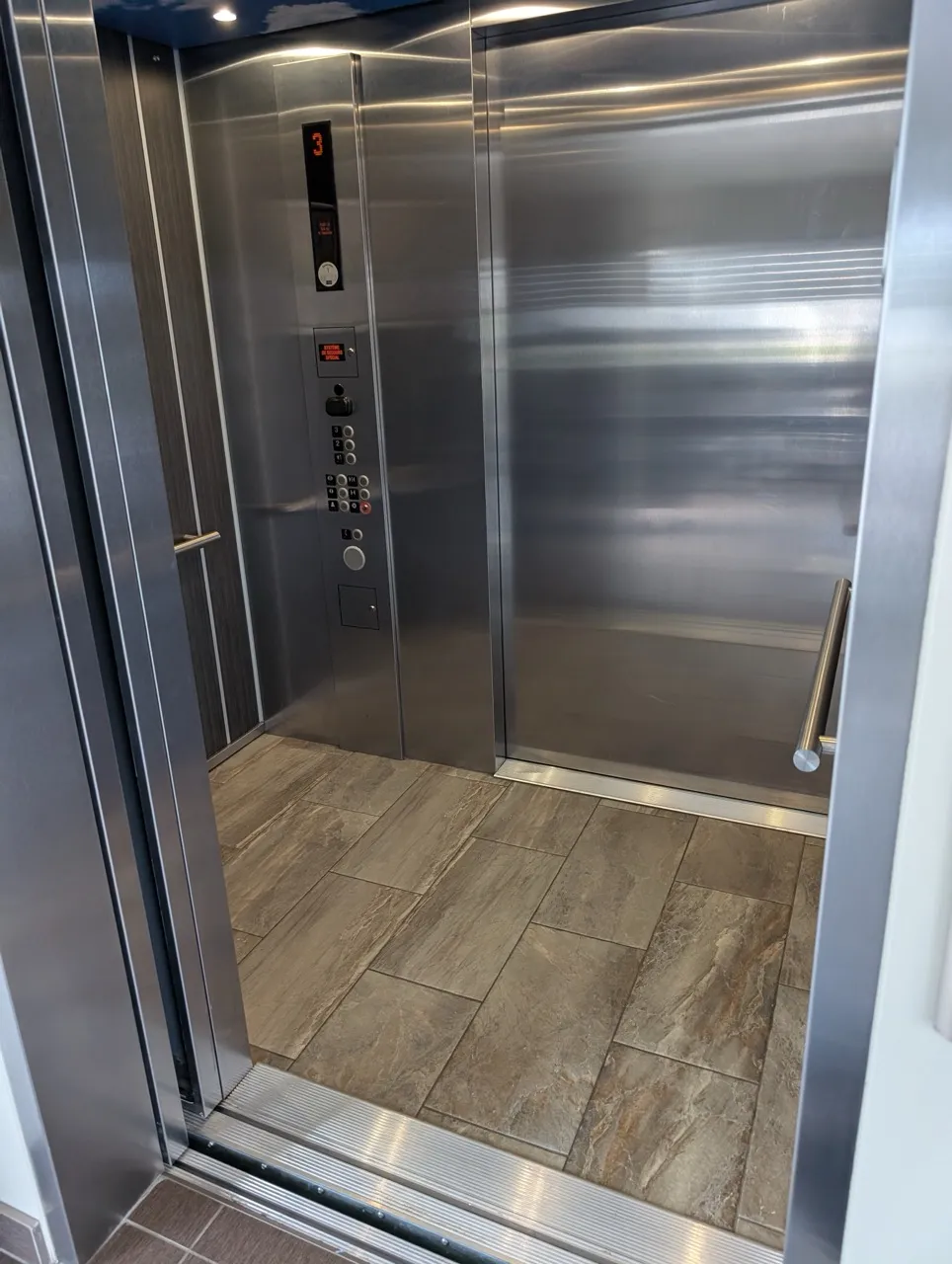 Intérieur de l'ascenseur