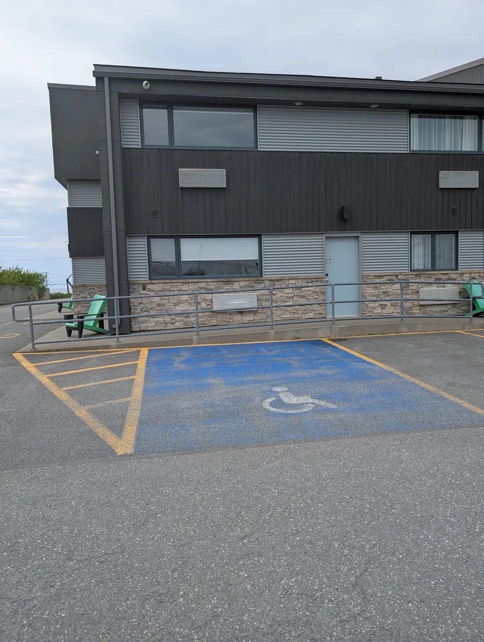 Espace de stationnement réservé devant la chambre 123