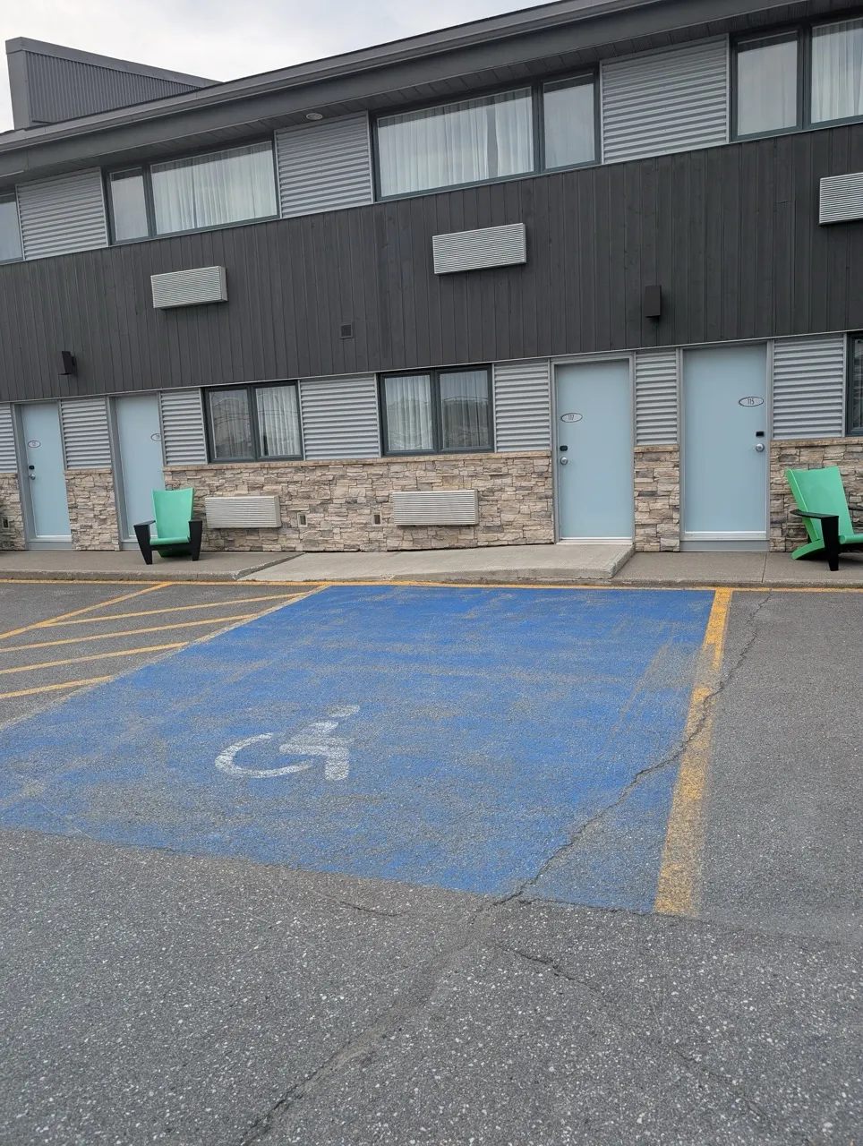 Espace de stationnement réservé devant la chambre 117