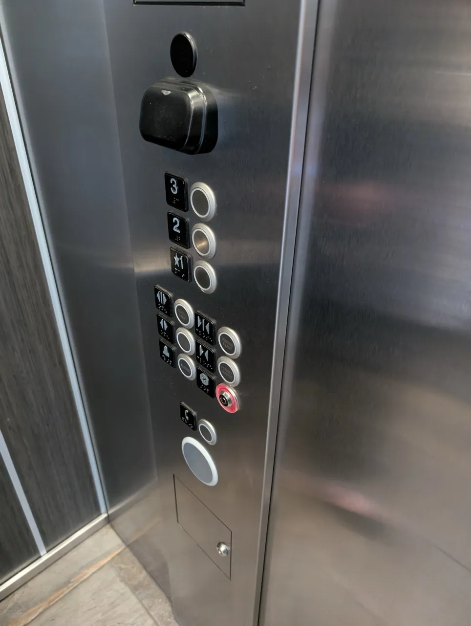 Panneau de commande intérieur de l'ascenseur
