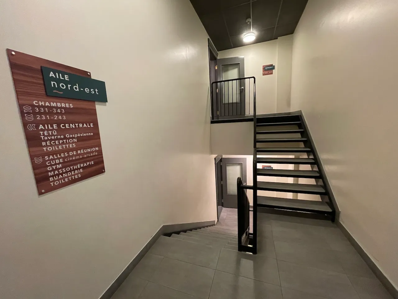 Accès aux chambres et aux activités par des escaliers
