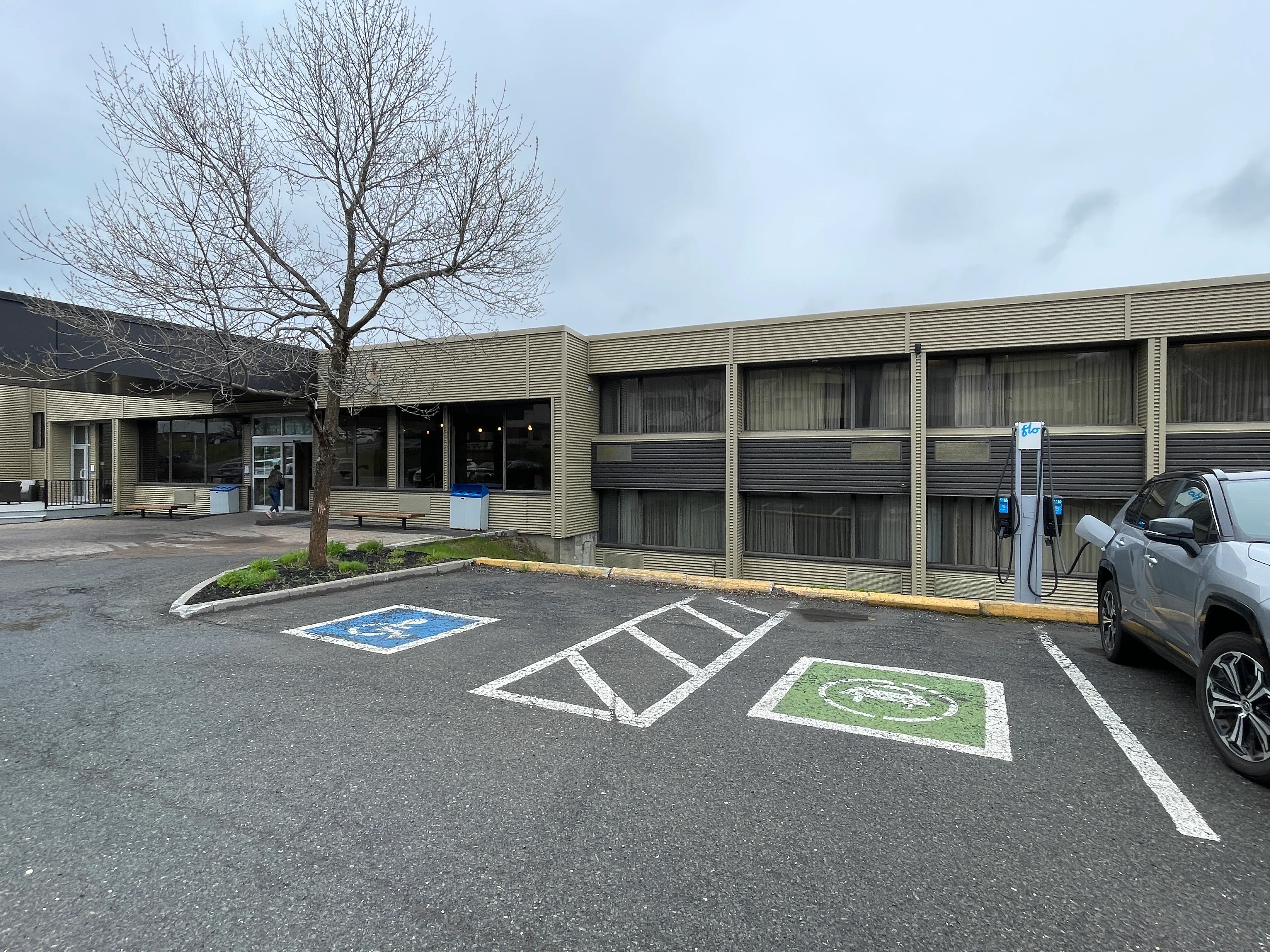 Espace de stationnement réservé et borne