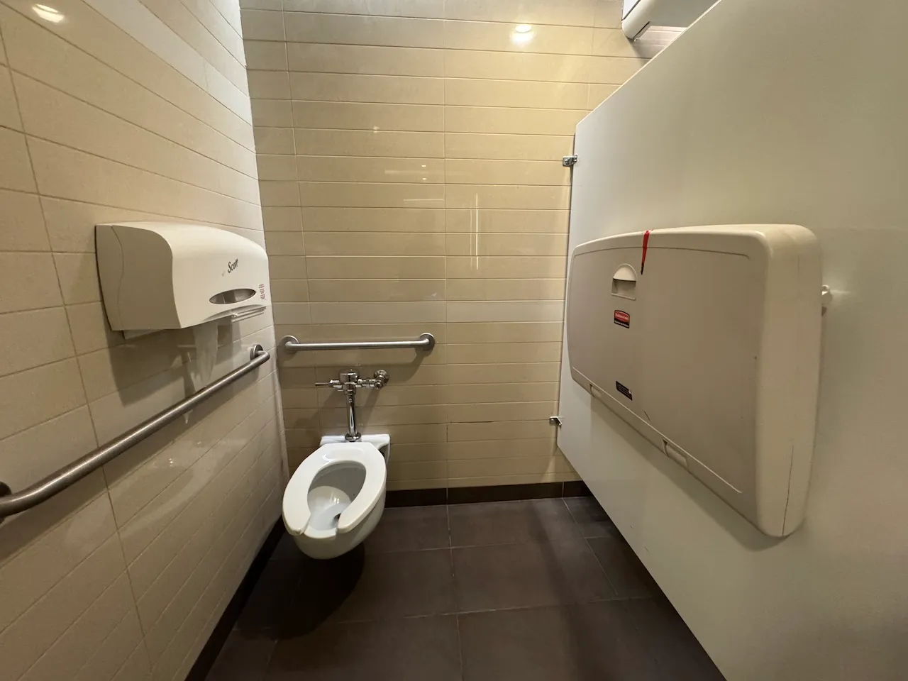 Cabine de toilette accessible - Hommes 1er étage