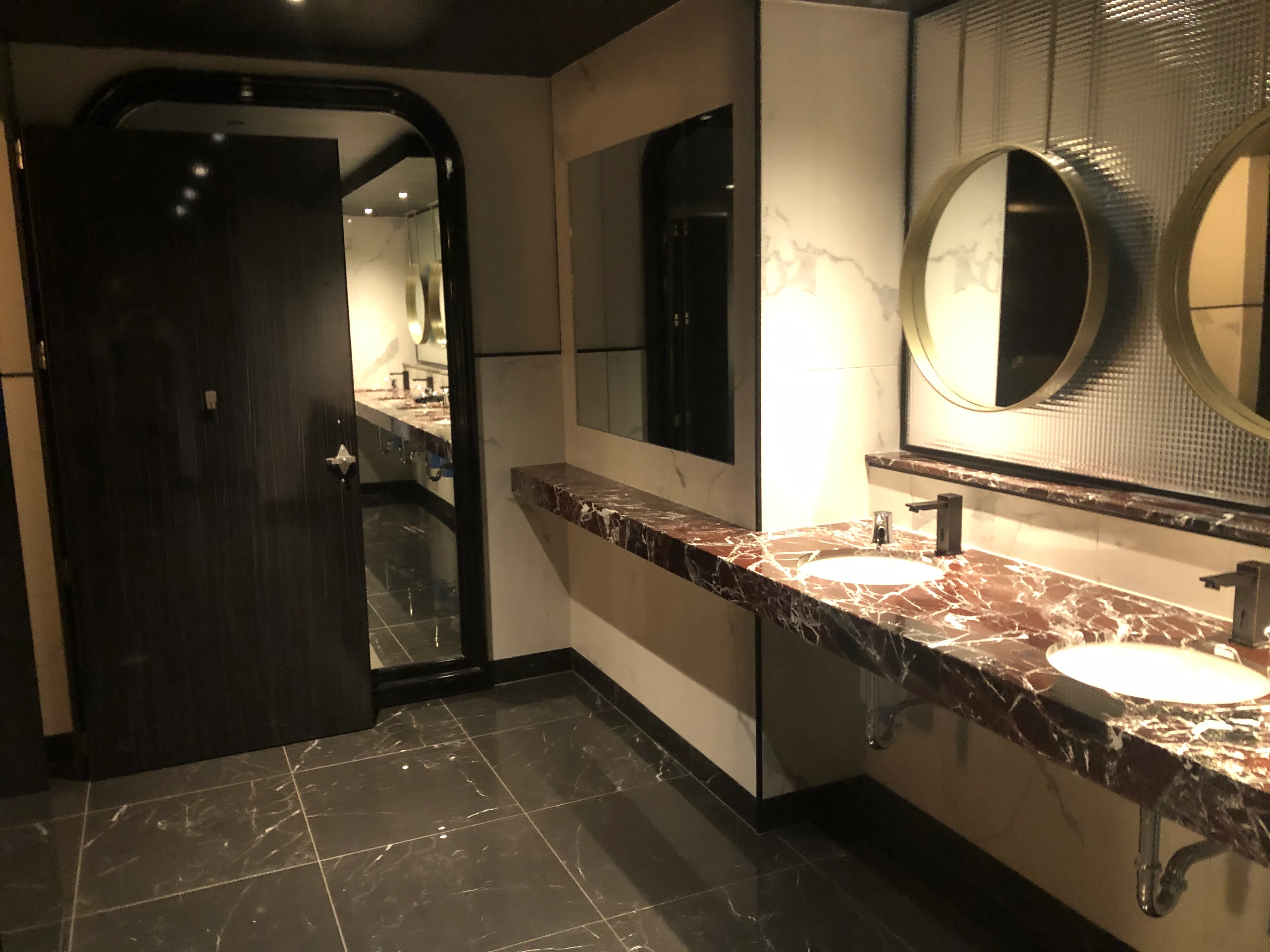 Salle de toilettes au 4e étage (similaire du côté homme et femme)