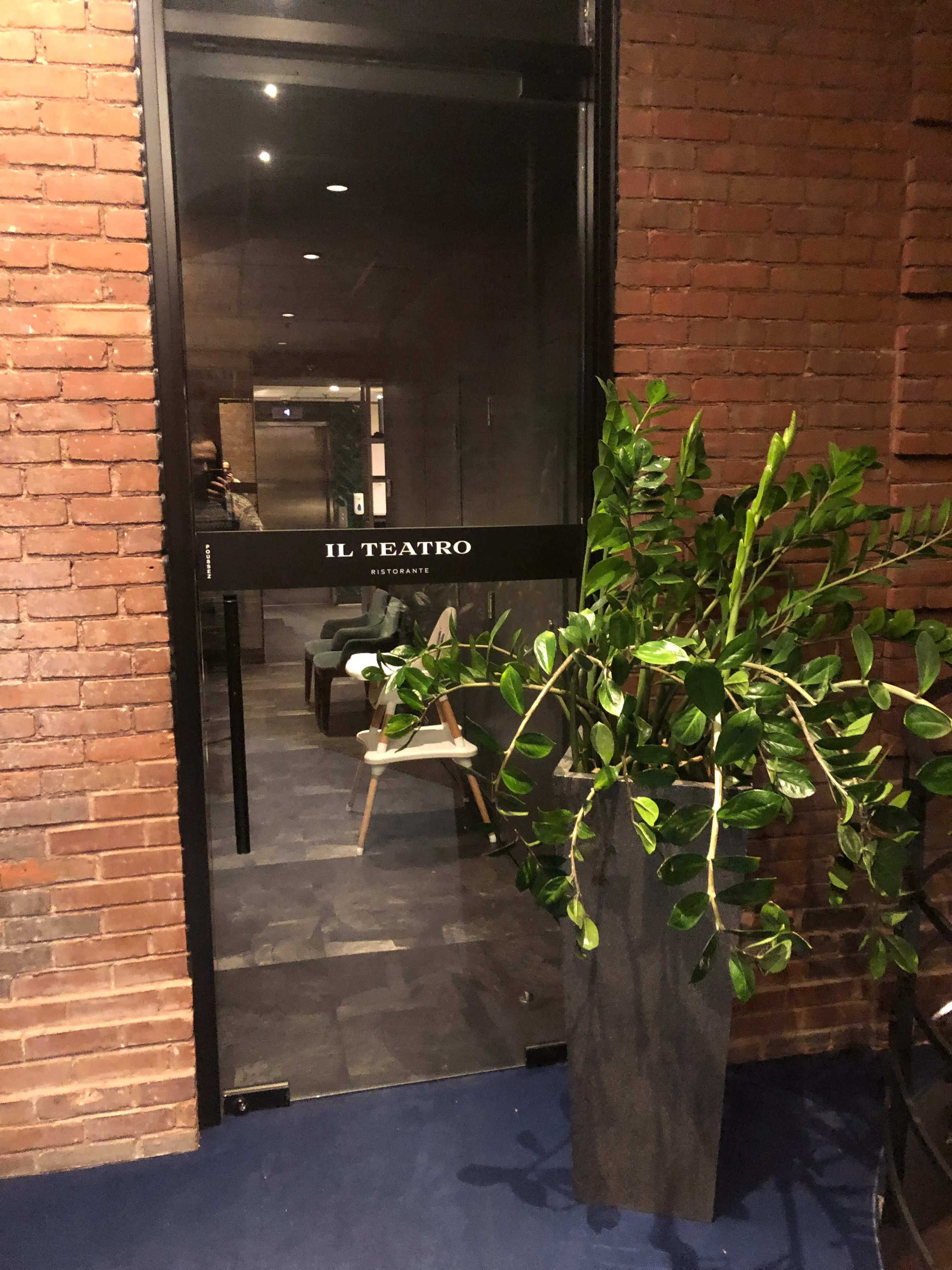 Entrée intérieure au 2e étage du Ristorante Il Teatro