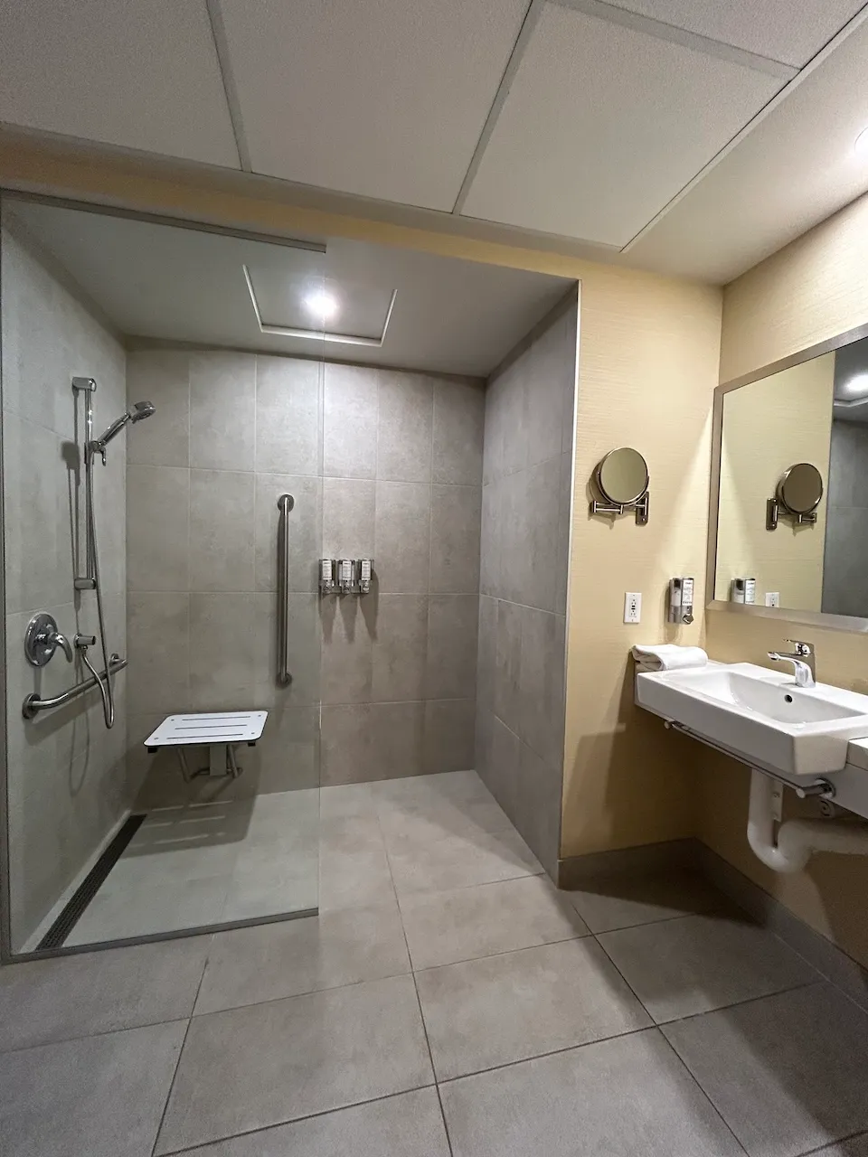 Room 269-369 - Bathroom