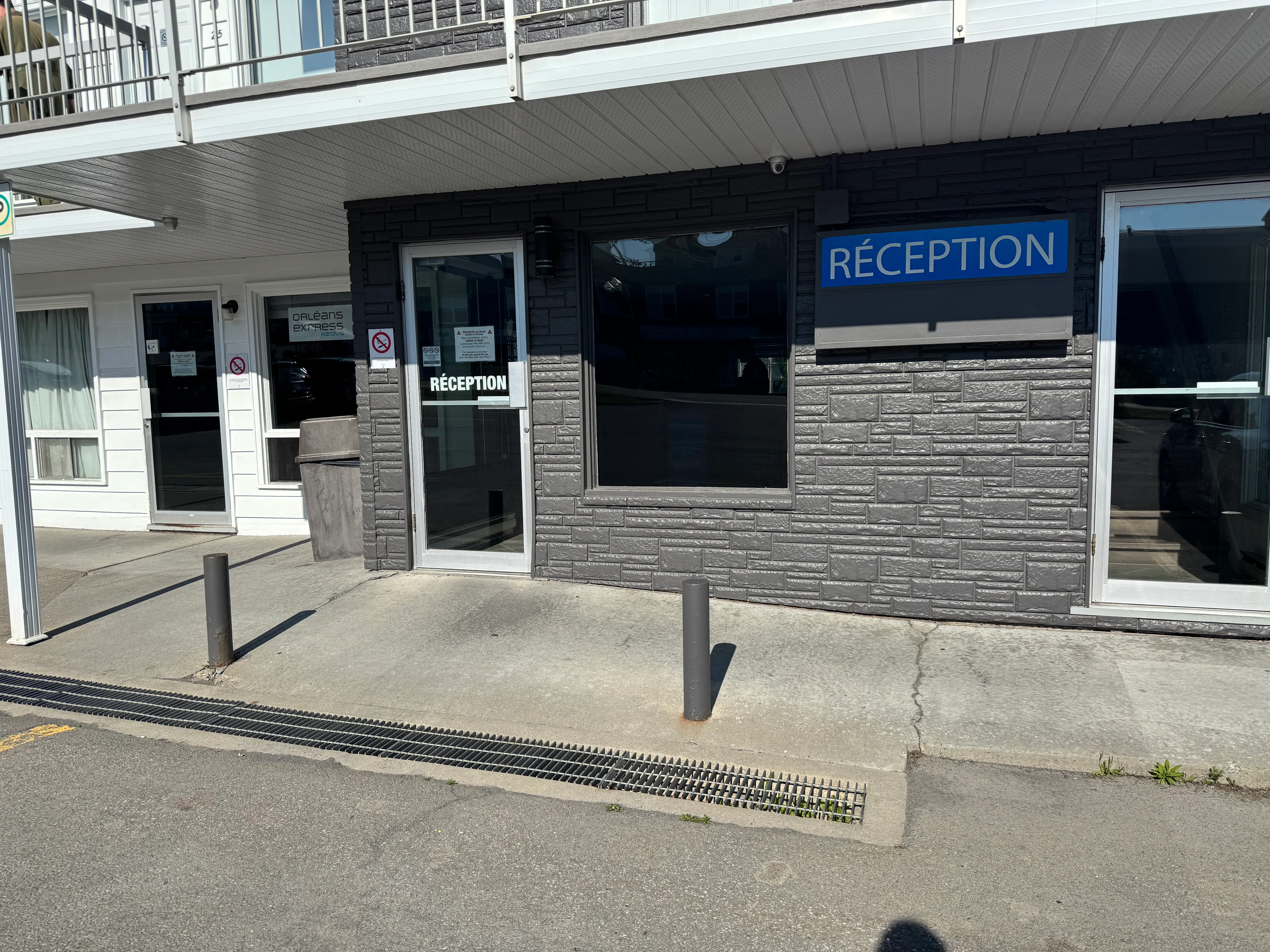 Entrée du bâtiment de réception