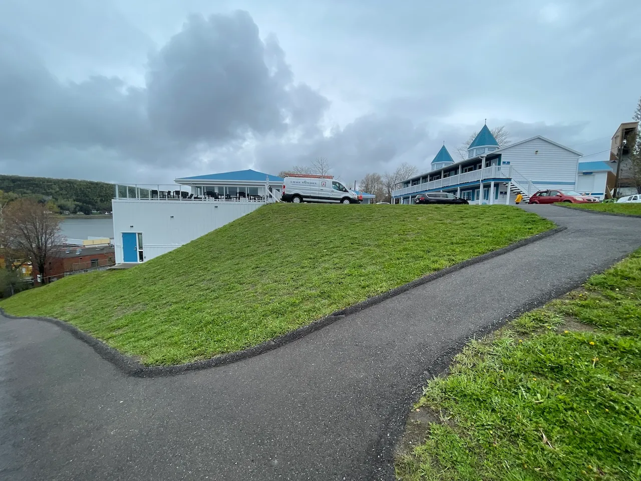 Espace Océan - Outdoor access via a steep slope and a lawn