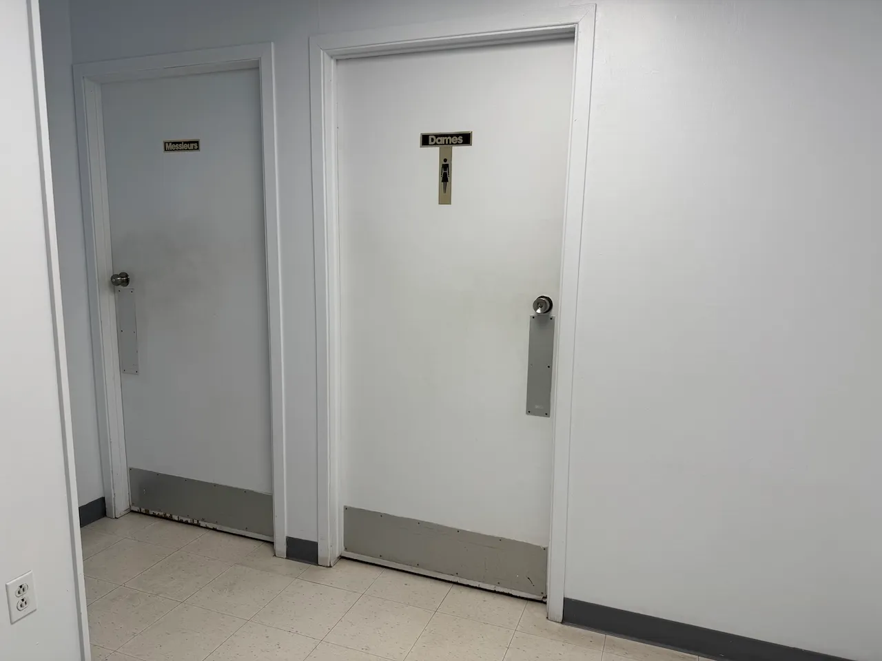 Salles de toilettes dans le centre commercial