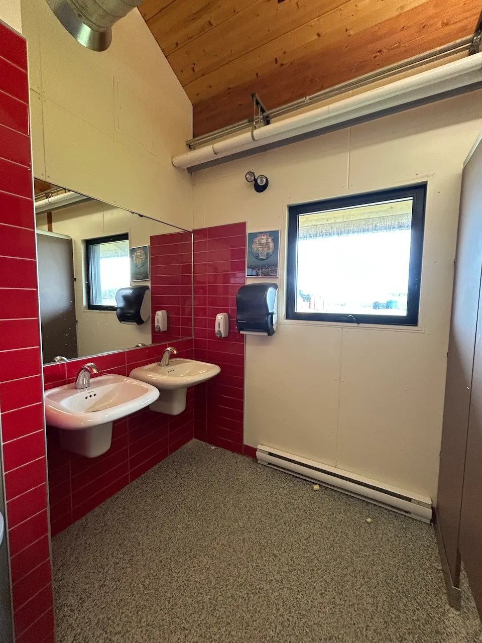 Hangar 14 - Salle de toilettes