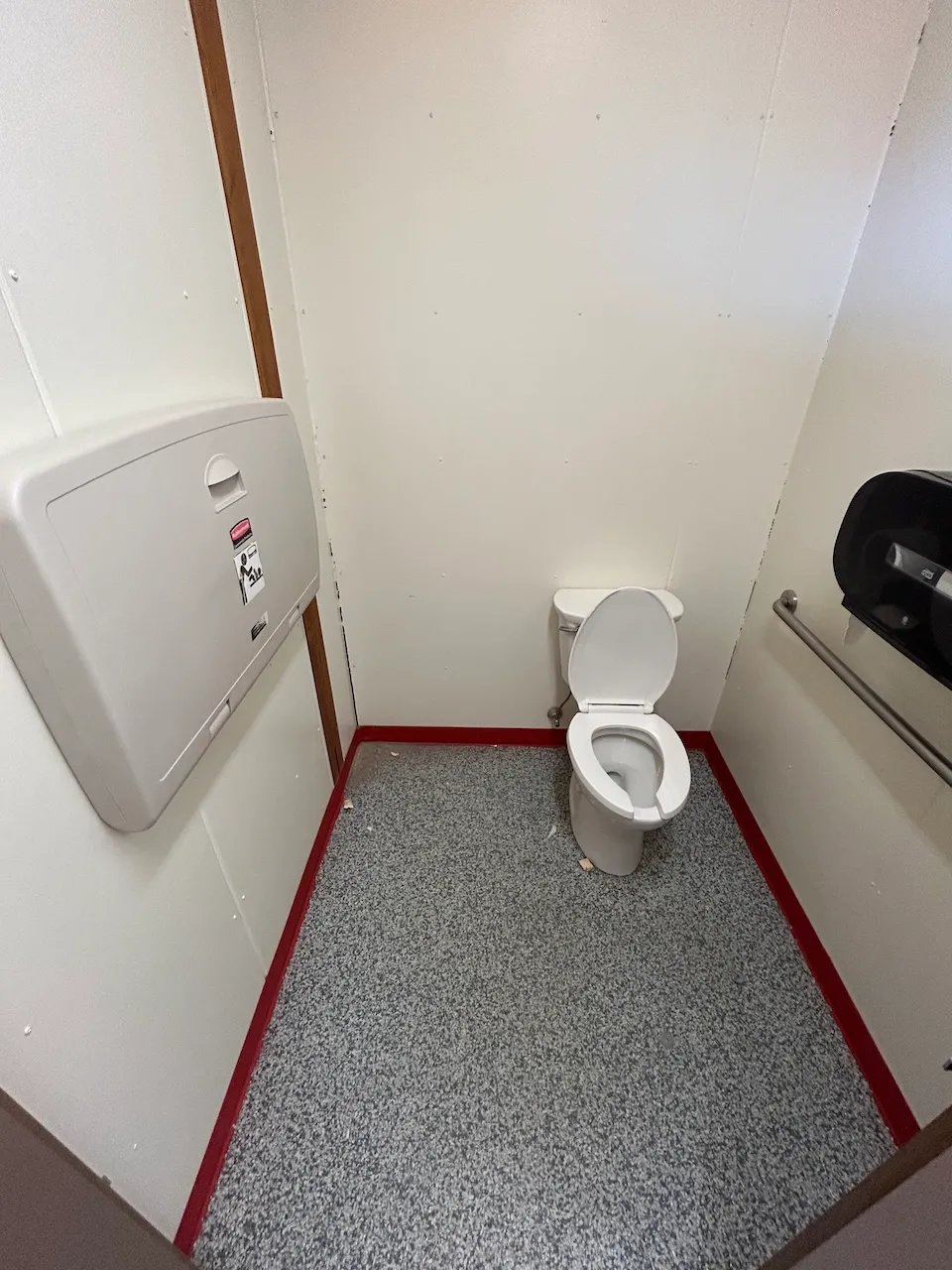Hangar 14 - Salle de toilettes (homme)