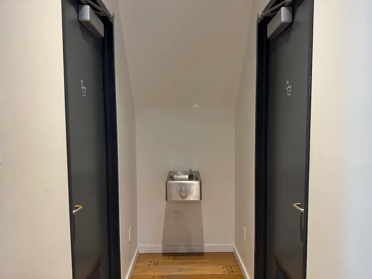 Fontaine d'eau et toilettes - 3e étage