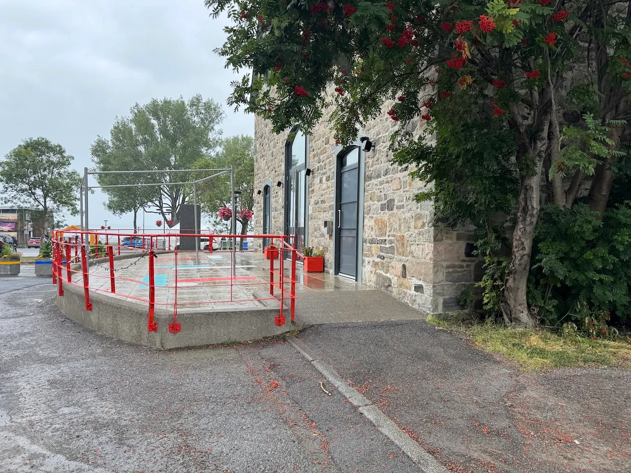 Allée en pente vers l'entrée
