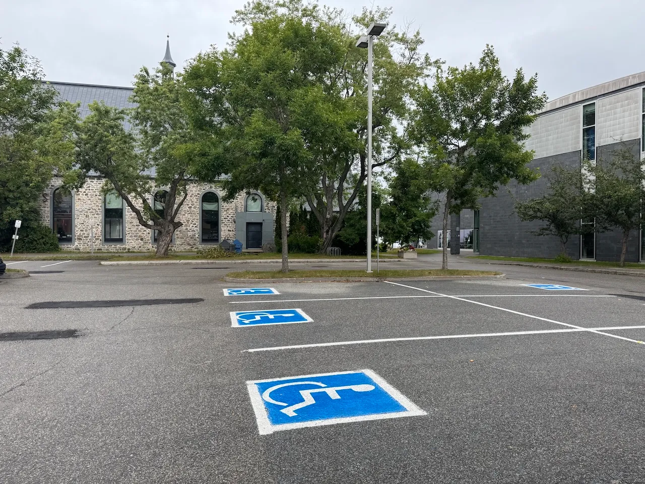 Stationnement public payant derrière le musée