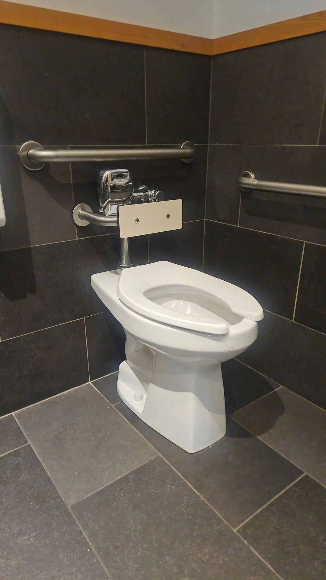 Salle de toilette près du restaurant - Support dorsal