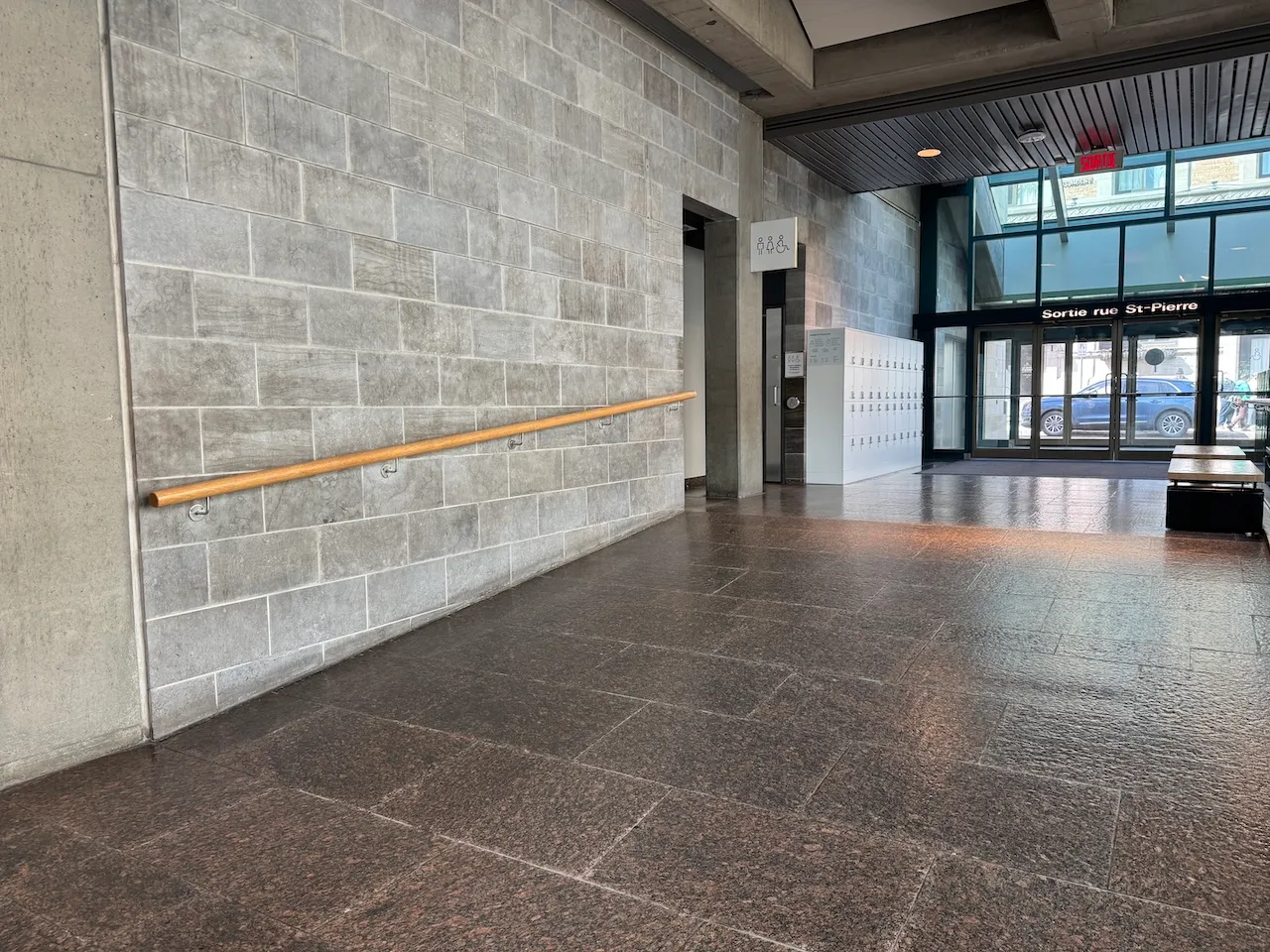 Accès en pente vers les toilettes au rez-de-chaussée