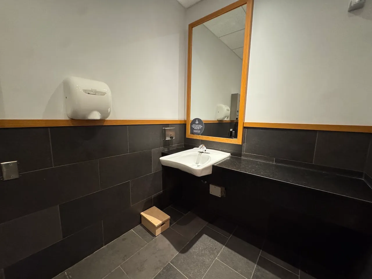 Salle de toilette près du restaurant