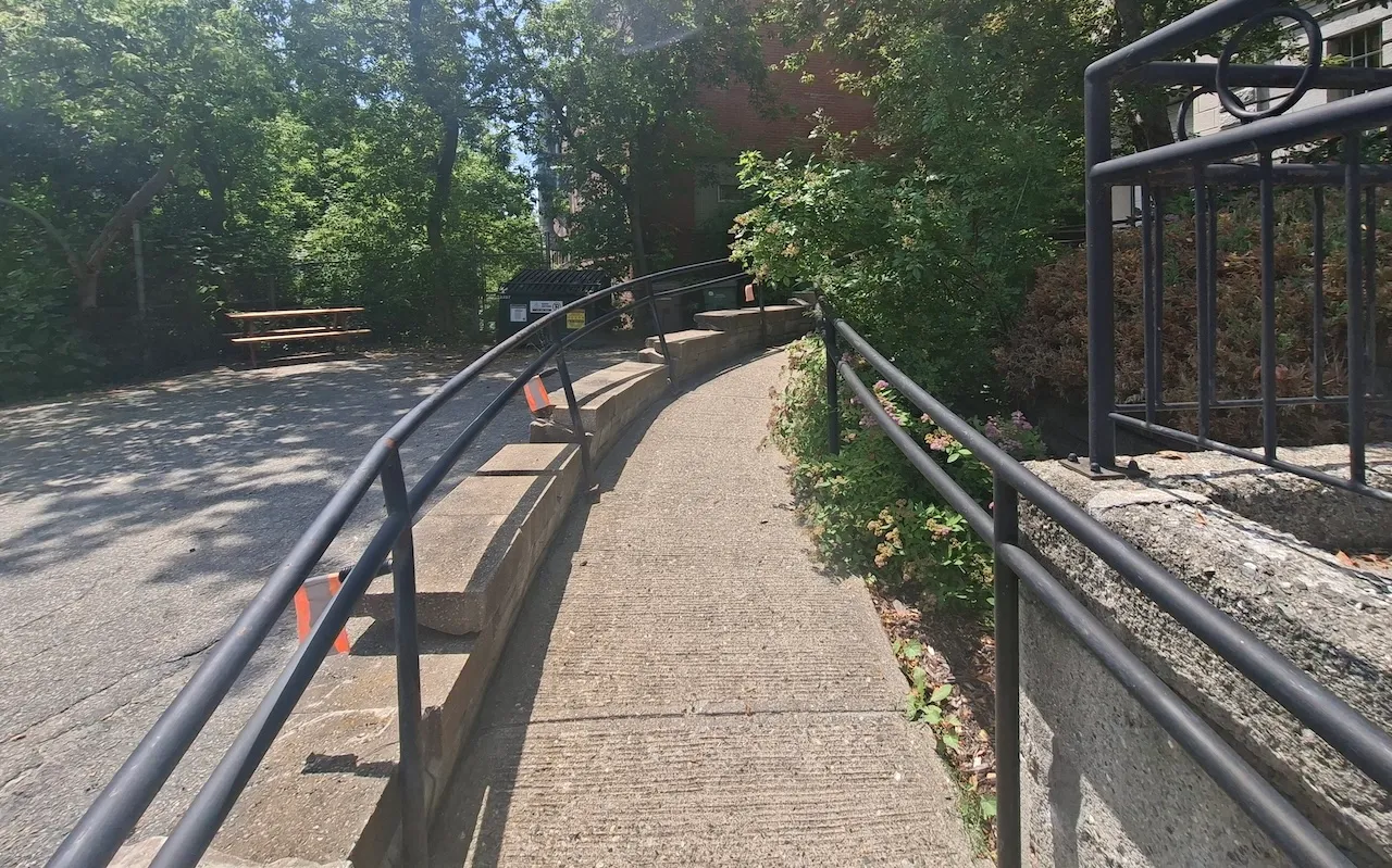 Outdoor entrance - Secondary - Access ramp