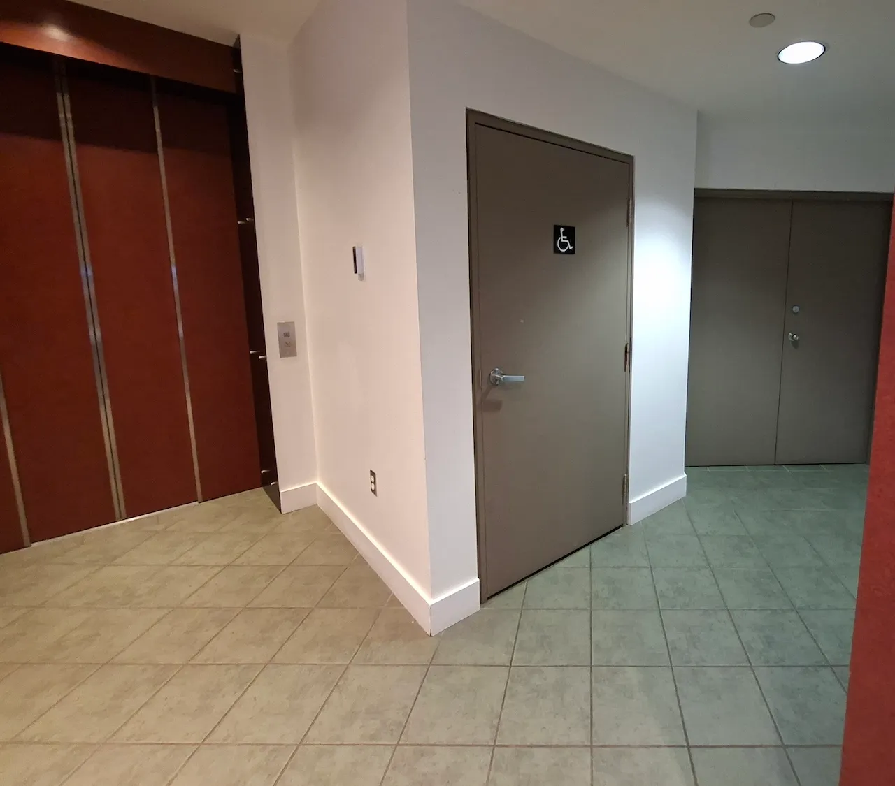 Universal restroom - Floor 1