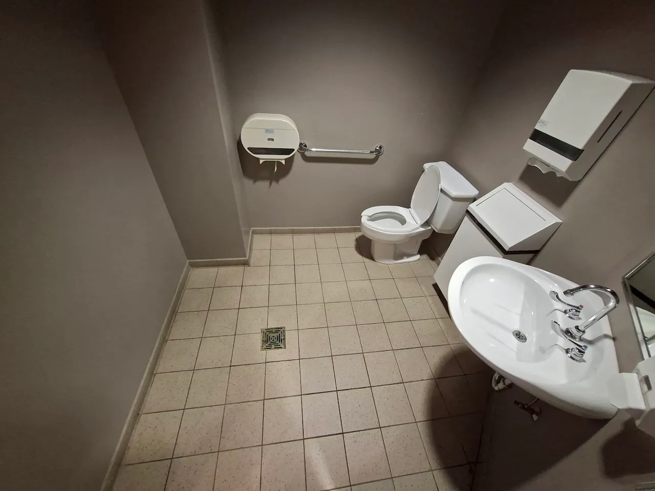 Universal restroom - Floor 1