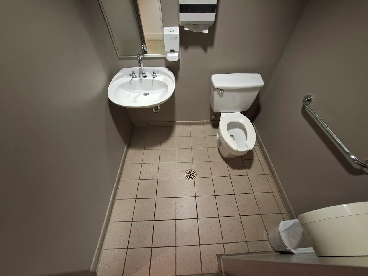 Universal restroom - Floor 2