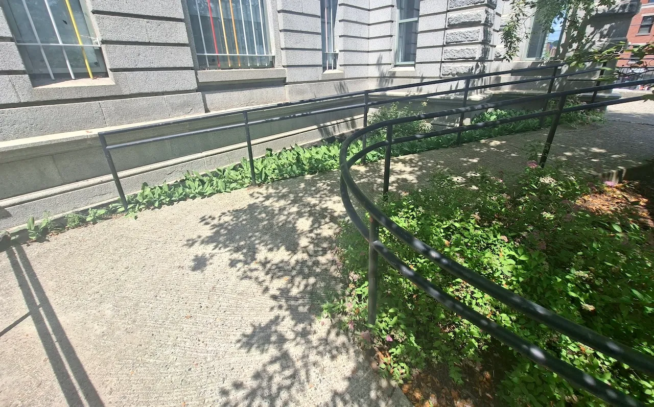 Outdoor entrance - Secondary - Access ramp